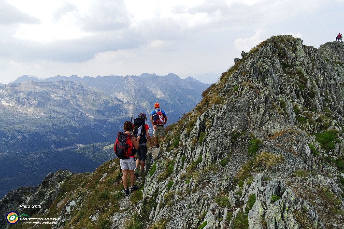 44 In cresta di vetta con vista sulla conca del Calvi.JPG -                                